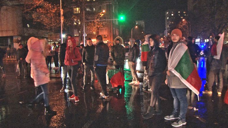 9 часа продължи протестът в Бургас, вдигнаха блокадата на Новата поща/ снимки/