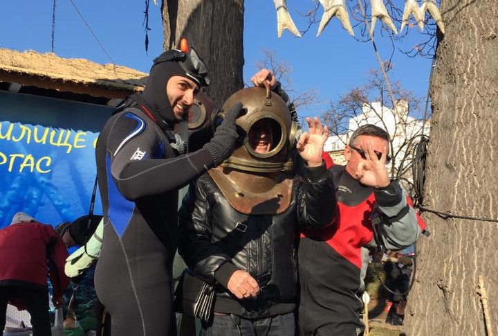 Гмуркане с ретро екипировка показват бургаски водолази на Никулден