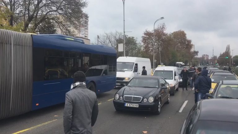 Протестът блокира важни булеварди в Бургас (видео)