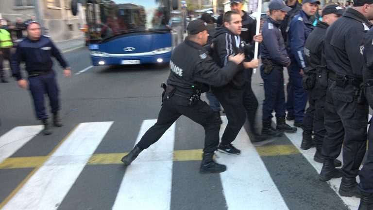 Жива верига пред Областната управа в Бургас. Полицията изтласка протестиращите (видео)