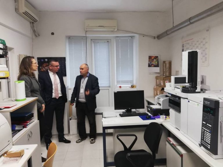 Министър Димов посети Бургас, обсъди мерки за подобряване работата на „Кроношпан“
