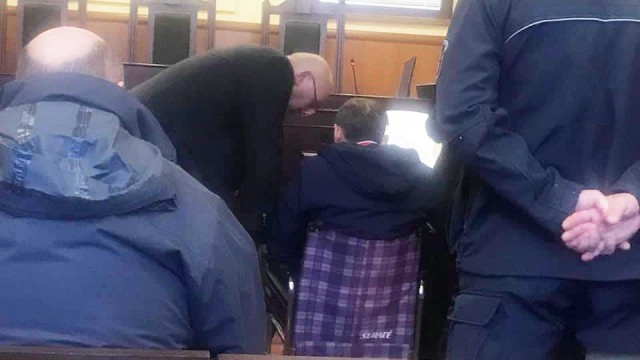 Миню Стайков дойде в съда в инвалидна количка