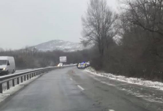 Верижна катастрофа до Атия, двама души са леко пострадали