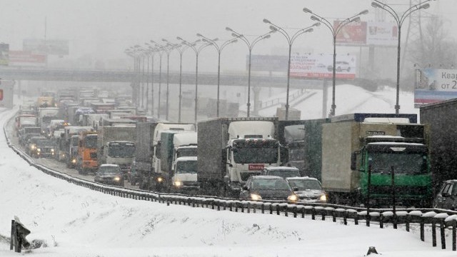 Сняг блокира основните пътни артерии в страната