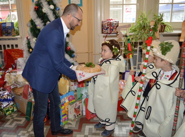 „Елха на доброто “ събра подаръци за деца в нужда