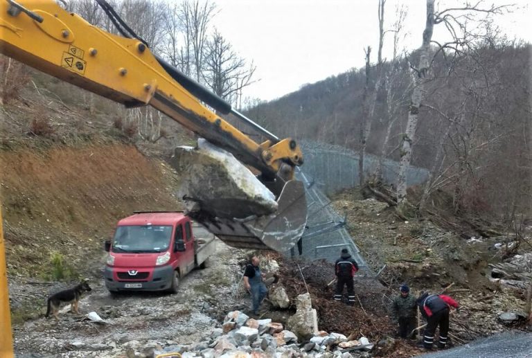 Тече ремонта на падналата ограда по границата (СНИМКИ)