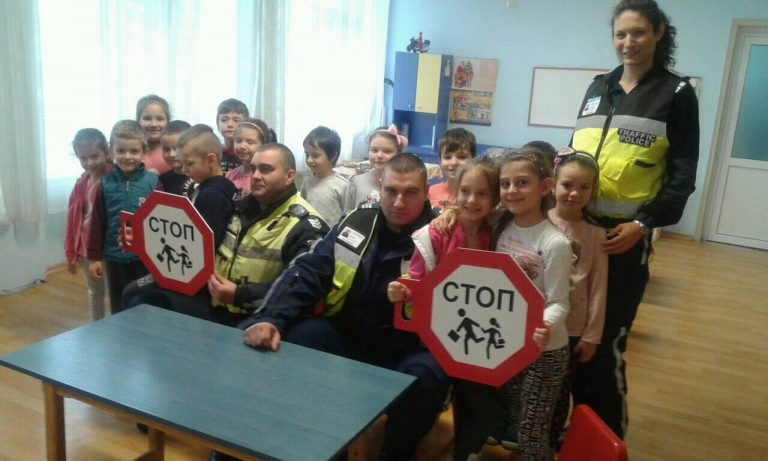 Униформени влязоха в ДГ „Раковина“