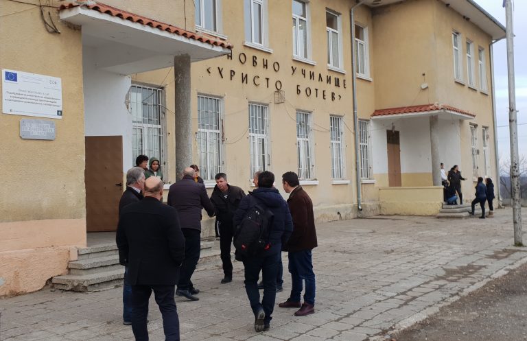 Кметът Иван Алексиев инспектира ремонта на училището в с. Бата
