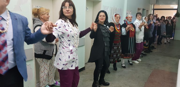 В АГ-отделението на МБАЛ – Поморие спазиха традициите на Бабинден /видео/