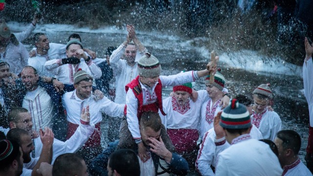 Над 500 мъже се включиха в леденото хоро в Тунджа