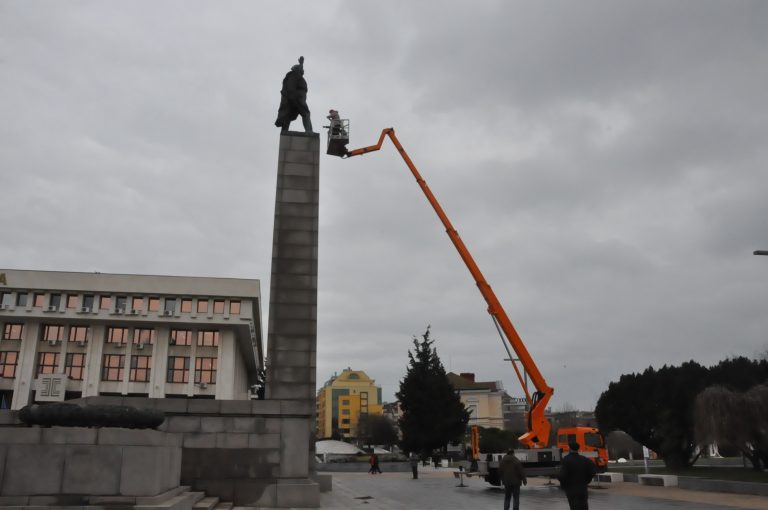 Комисия обследва Альошата. Опасен ли паметникът?