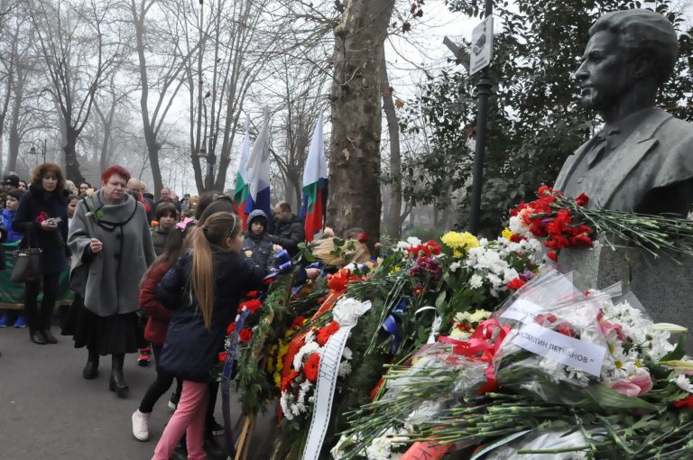 Бургас се поклони пред паметта на Апостола (СНИМКИ)