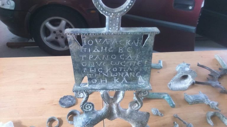 Иманярско съкровище в лек автомобил откриха митнически служители на МП Лесово