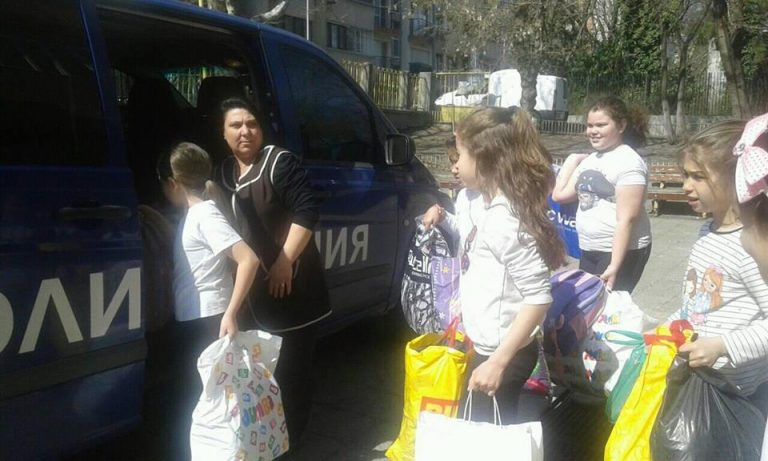 Ученици и полицаи се обединяват в дарителска акция преди Великден