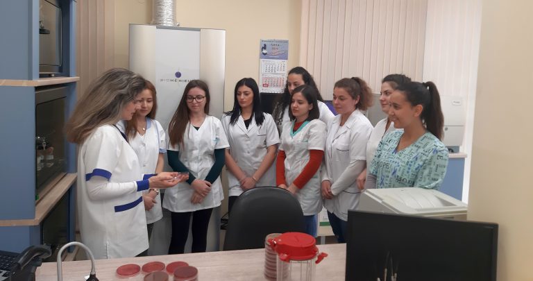 За трета поредна година най-модерната  лаборатория в Бургас и областта се превърна в база за обучение на бъдещи медицински сестри/галерия/