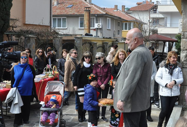 Стотици жители на Несебър се включиха в инициативата в помощ на Давид Акопян