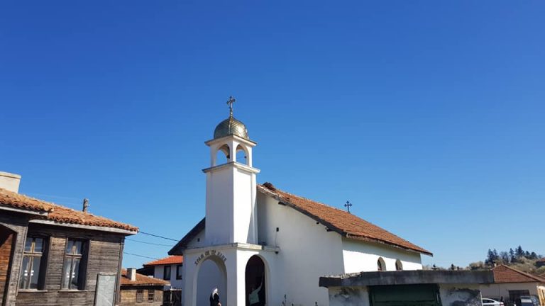 Поставиха кръст на църквата в Стоилово /галерия/