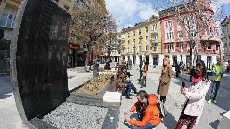 Премахват „водната стена“ на столичния площад „Гарибалди“
