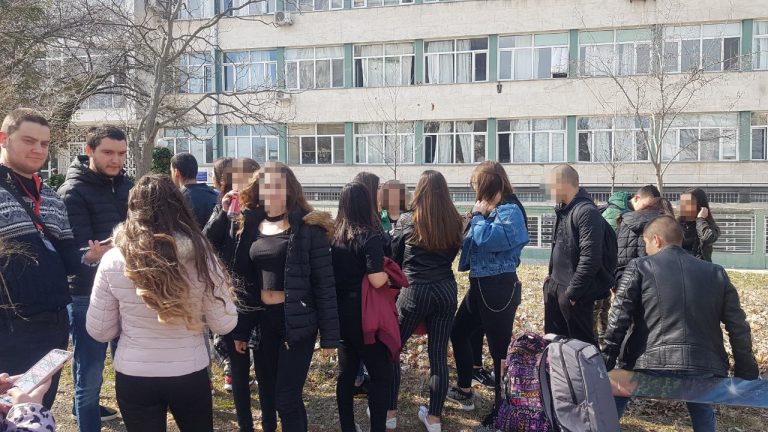 Ученици от Английската вдигнаха протест заради дрескод в училище