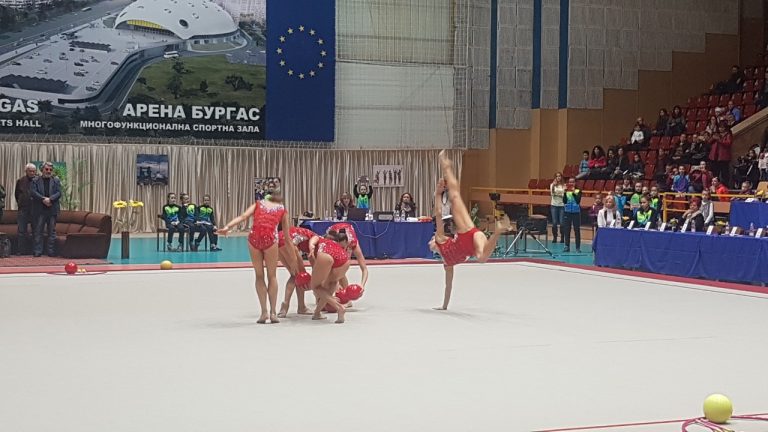 Златните ни момичета с нови съчетания за сезона. Вдигнаха публиката на крака в зала „Младост“ (СНИМКИ)