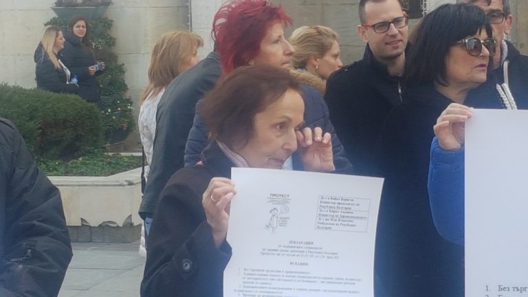 Медицински сестри протестират пред общината. Пуснаха сини балони за заминалите (СНИМКИ/ВИДЕО)