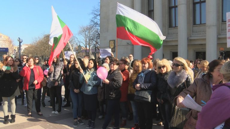 Втори многолюден протест на медсестрите в Бургас (ВИДЕО)