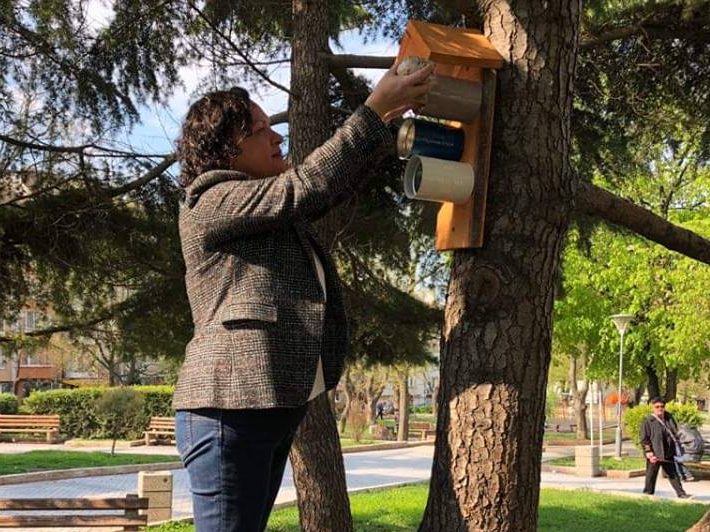 На Цветница поставиха хранилки за птици от разградими материали в Бургас