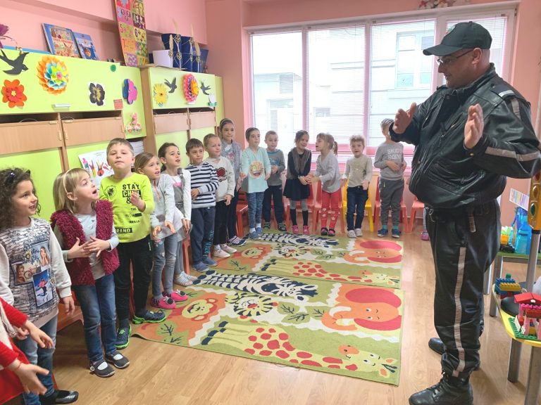 Пътен полицай провери знанията на децата по пътна безопасност