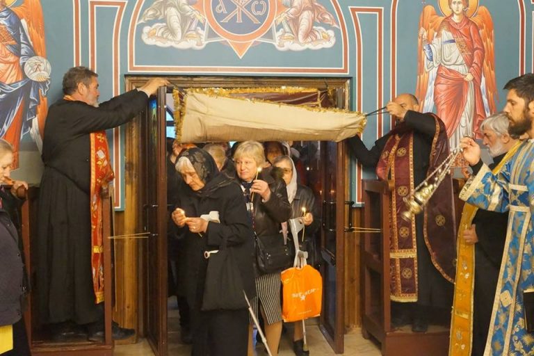 Изнесоха плащеницата в храм „Св. Иван Рилски“ (СНИМКИ)