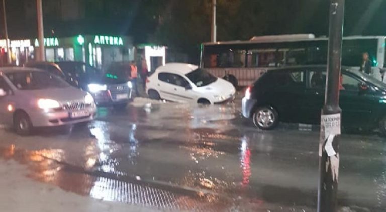 Кола пропадна в изкоп на ВиК в Пловдив (СНИМКИ)