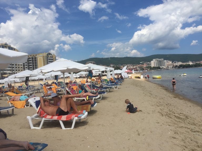 Мощни лампи и жива охрана пазят Централния плаж в Слънчев бряг