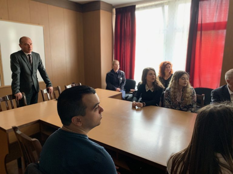 Ученици и студенти на информационна среща в полицията
