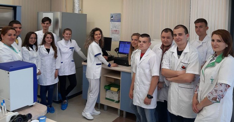 ﻿След бъдещите медицински сестри в лаборатория „ЛИНА” обучение проведоха и студенти от специалност „Помощник-фармацевт”