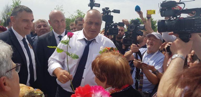 Започнаха обхода на Поморие. Премиерът: Строителите могат да си правят кални бани (ВИДЕО)