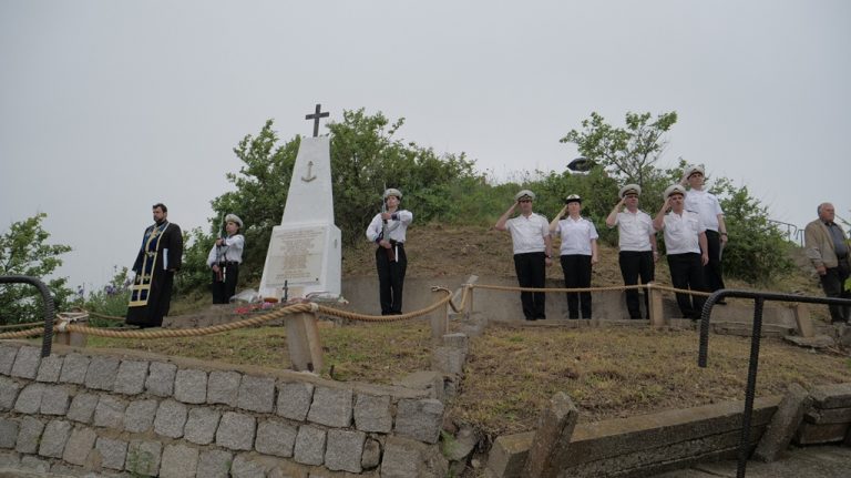 Почетоха загиналите военни моряци (СНИМКИ)