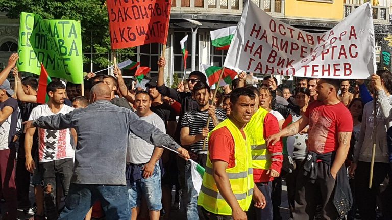 Стотици роми вдигнаха шумен протест пред общината. Искат вода. Николов: Няма да ме уплашите с протести, не съм кмет от два дни (СНИМКИ/ВИДЕО)