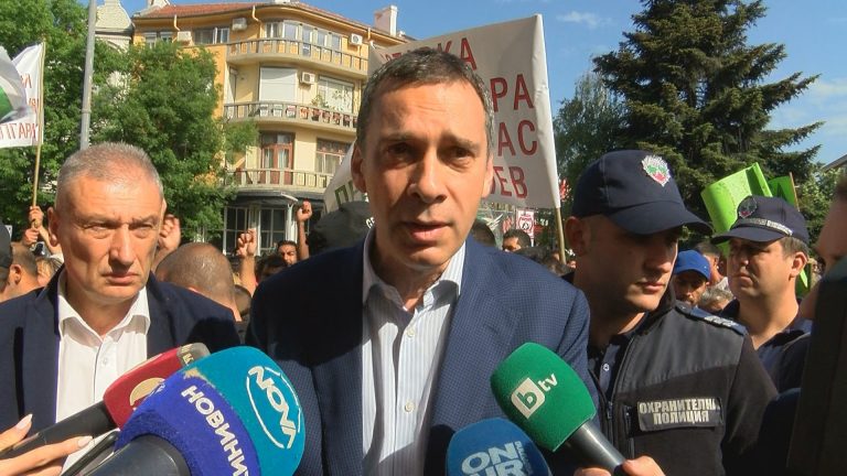 Кметът към бунтуващите се роми: Няма да ме уплашате!
