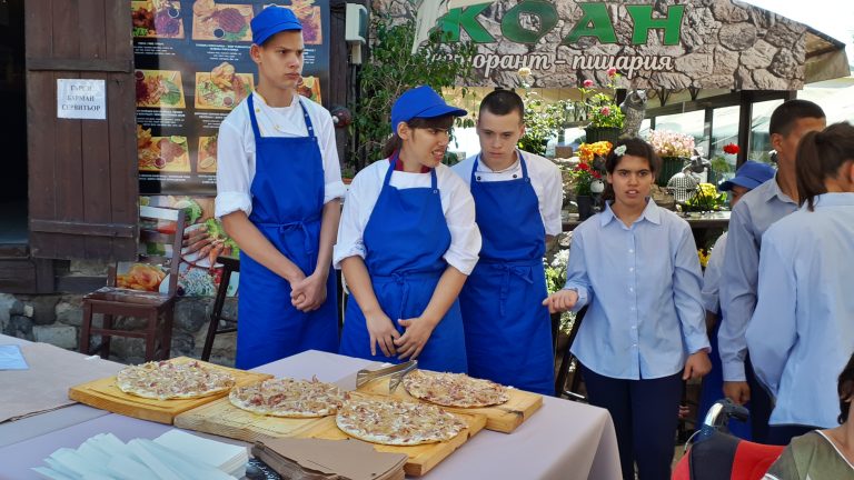 Младежите от дома в с. Атия почерпиха с „Френската пица“ и „Тарт фламбе“