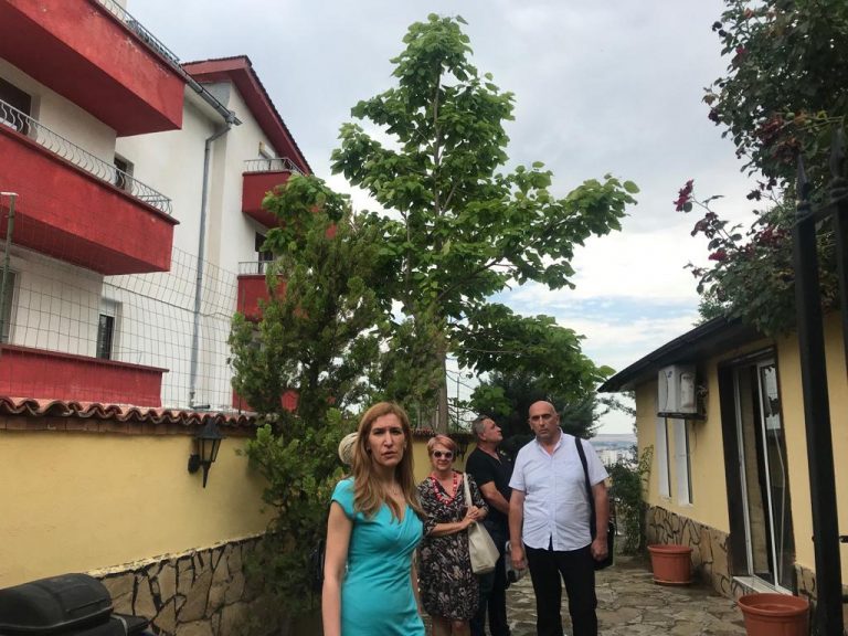 Запечатаха къща за гости в Свети Влас, деца почивали в мизерия/снимки/
