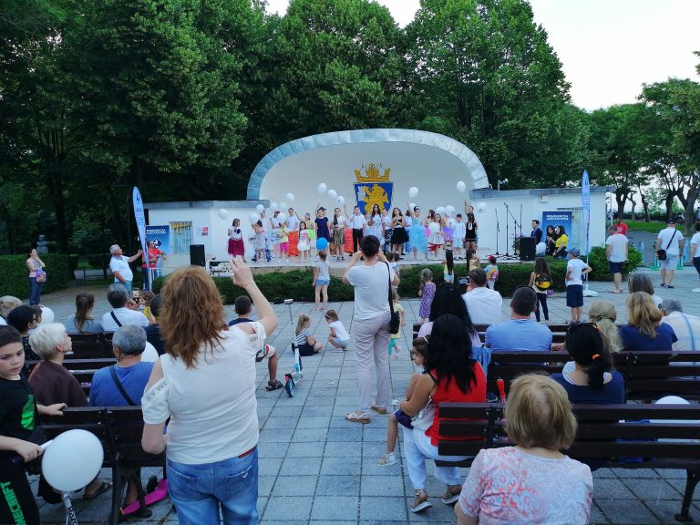 Лаборатория „ЛИНА” зарадва стотици малчугани с концерт, кани всички деца на театър идната седмица