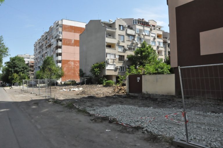 Общината обособява четири паркинга по ул. „Дебелт“ в к-с „Възраждане“