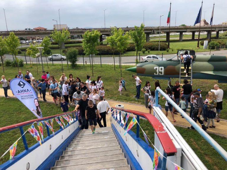 Лаборатория „ЛИНА” подари истински празник на децата за 1-ви юни, Авиомузей Бургас отбеляза рекорд