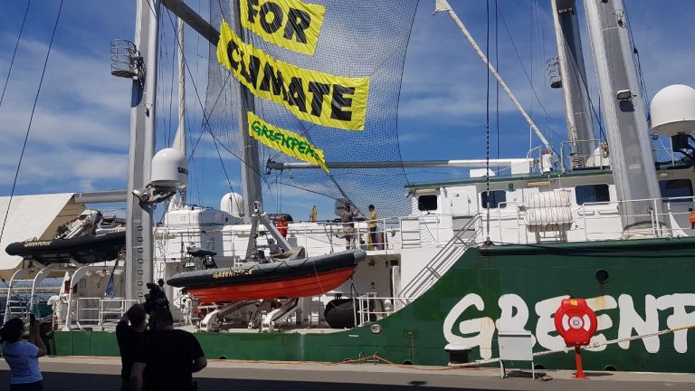 Корабът на Грийнпийс Rainbow Warrior отново е в Бургас