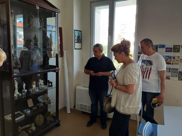 Зам.-кмет от побратимения на Бургас Ярославъл посети образователни и спортни обекти в града