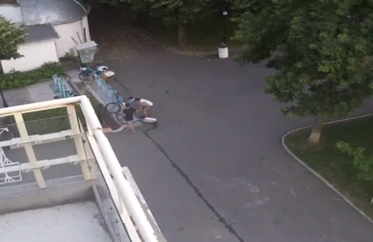 Деца разбиха велостоянка и откраднаха колело в Морската градина (ВИДЕО)