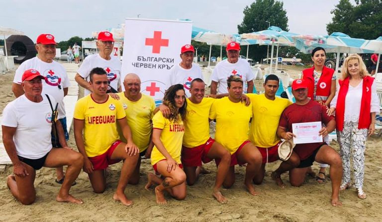 БЧК Бургас отличи плаж Крайморие за отличната организация на водното спасяване/снимки/