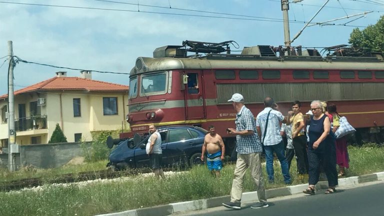 Влак блъсна лек автомобил в село Труд, има загинал