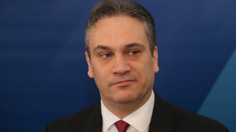 Шефът на КПКОНПИ подаде оставка