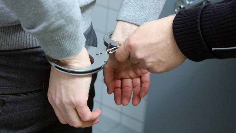 12 израелци се изправят пред съда в Кипър заради групово изнасилване
