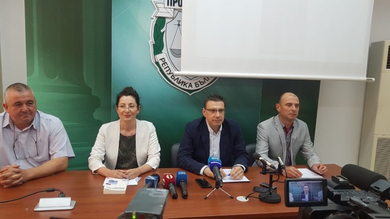 Намериха 55 кг наркотици в микробус с двойно дъно при изхода на Бургас/снимки/